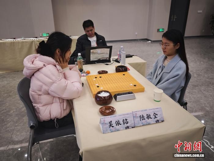 周泓余、吴依铭领衔晋级第五届中国女子围棋名人战四强