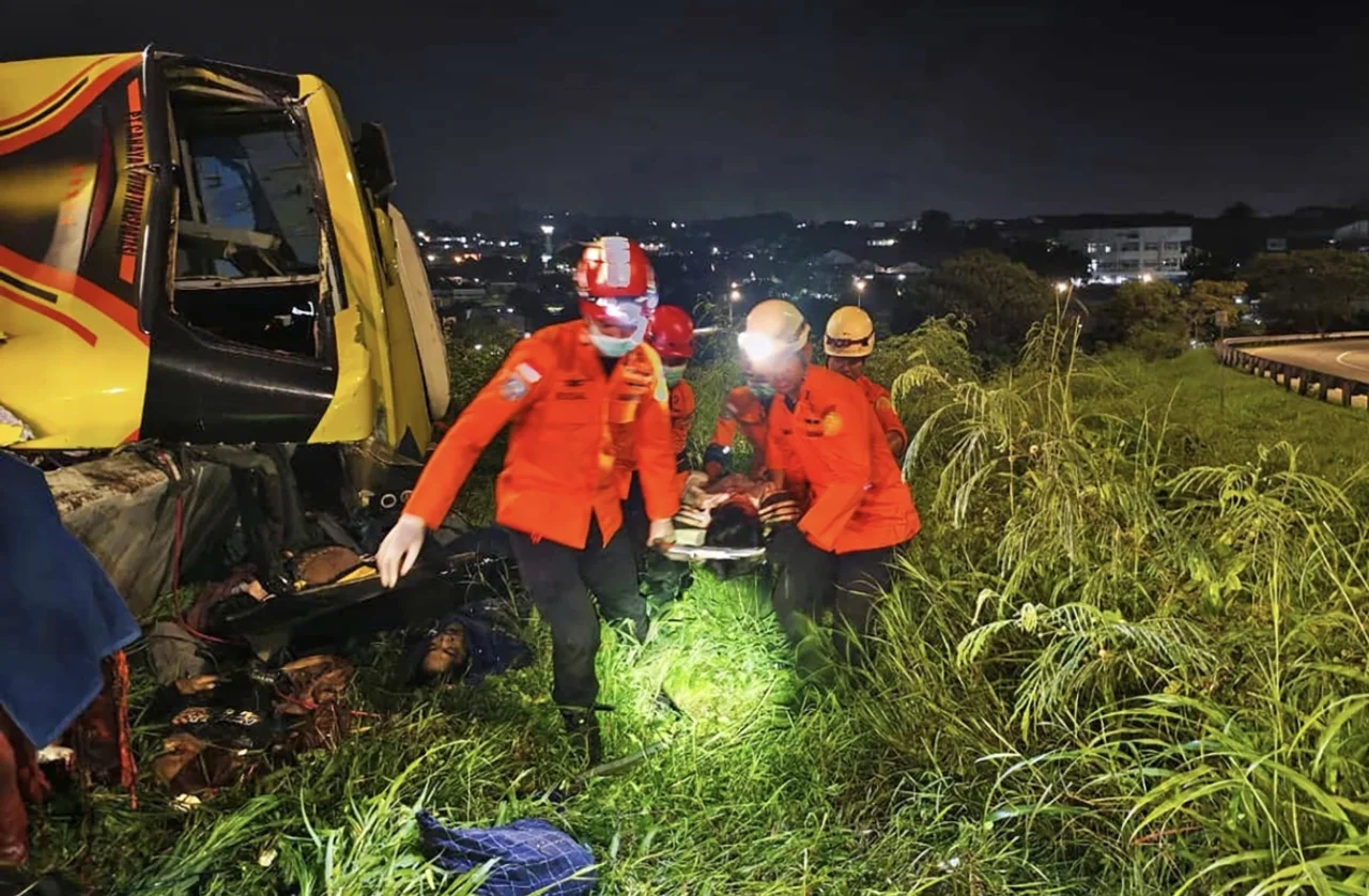 印尼一客车发生车祸,至少16人死亡