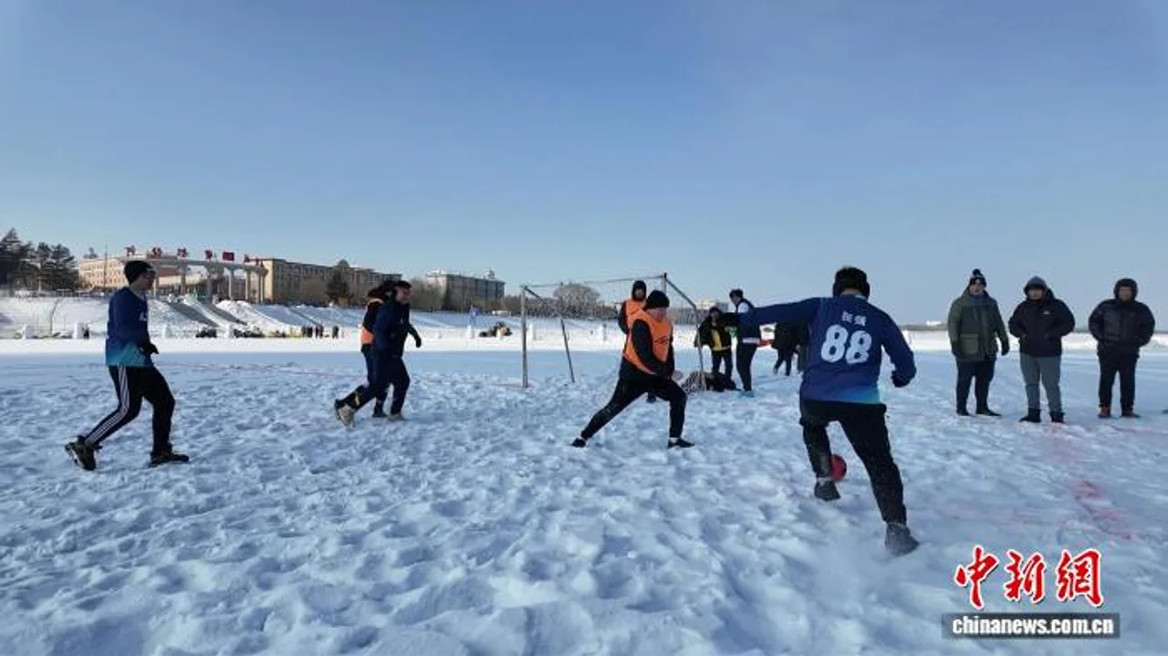 “蜜都”饶河:中俄球员界江竞技雪地足球