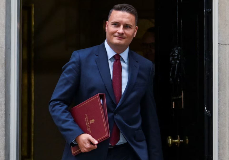 俄罗斯军舰在英国普利茅斯附近海域实弹演习，英方警惕