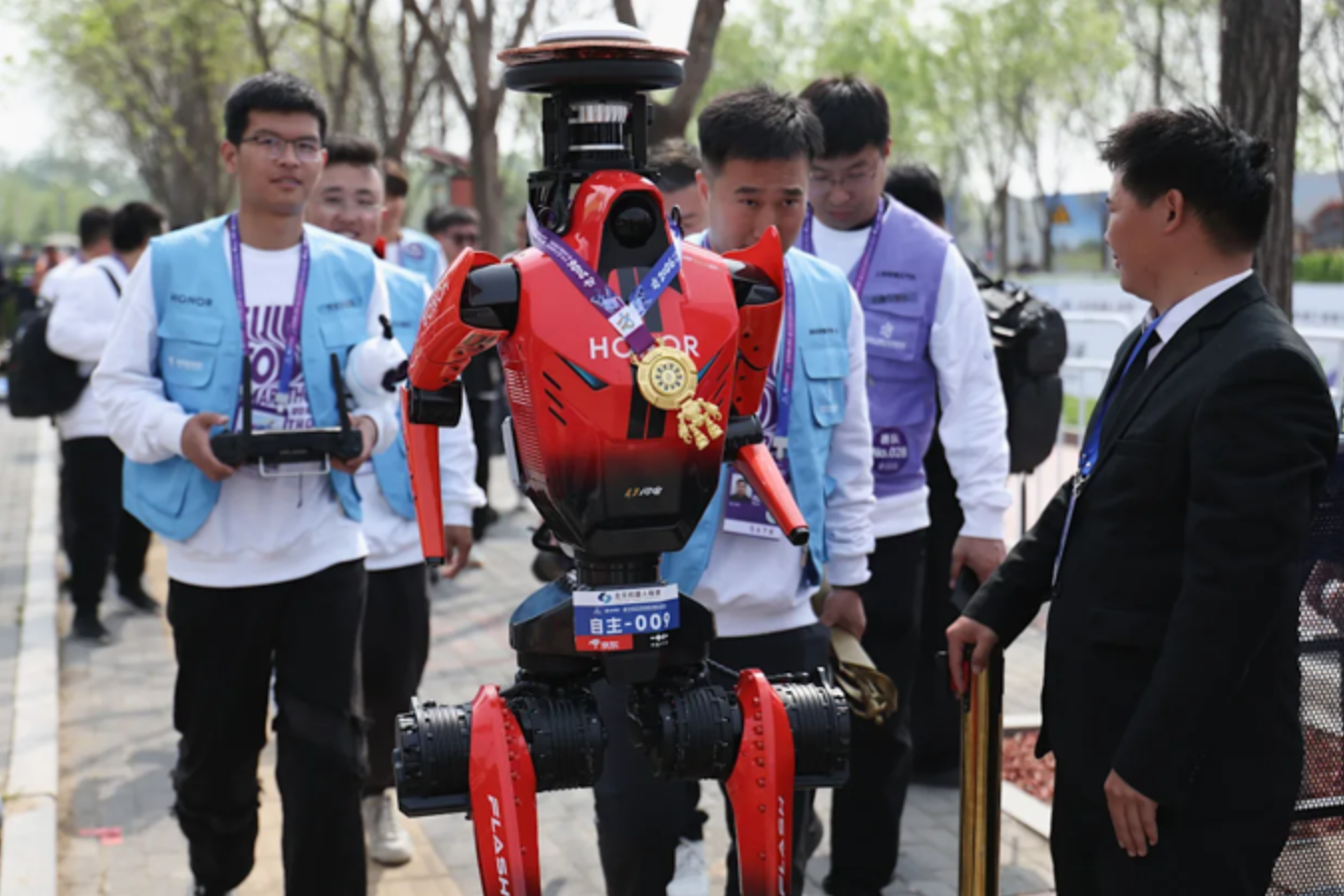 进步显著！中国机器人在人机半程马拉松中打破世界纪录