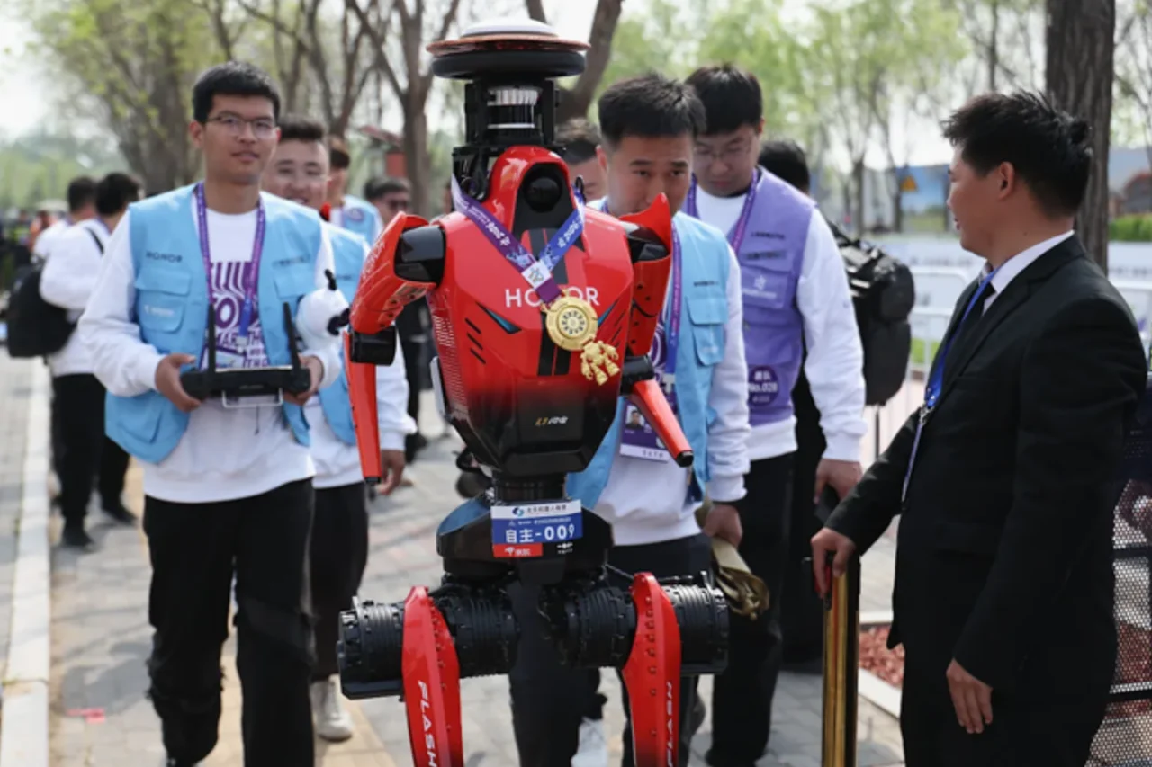 进步显著!中国机器人在人机半程马拉松中打破世界纪录