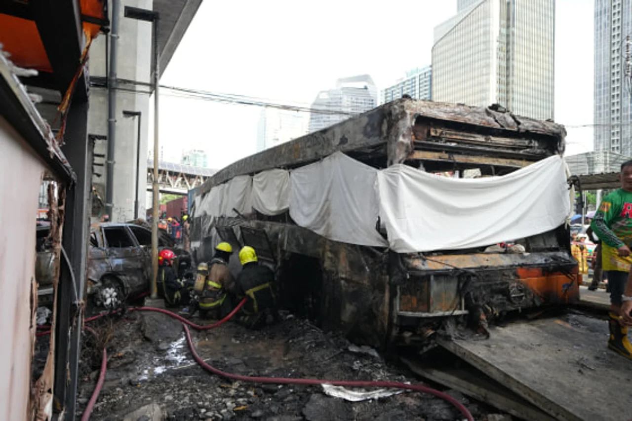 曼谷铁路与巴士相撞,至少8人死亡