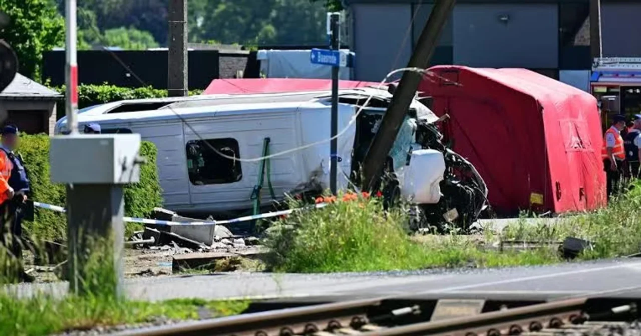 比利时发生火车撞上校车事故,4人死亡