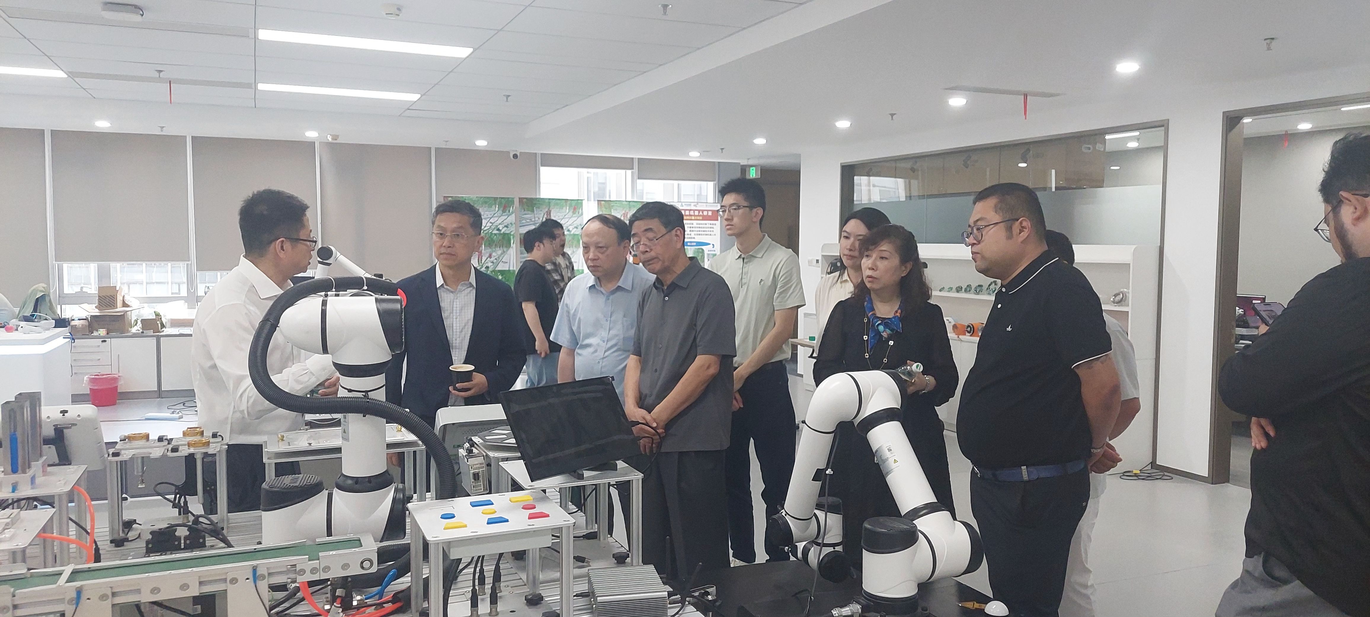 聚力科创生态建设 赋能亚太数字转型——亚太经贸发展联盟赴北航具身智能研究院开展前沿科技调研