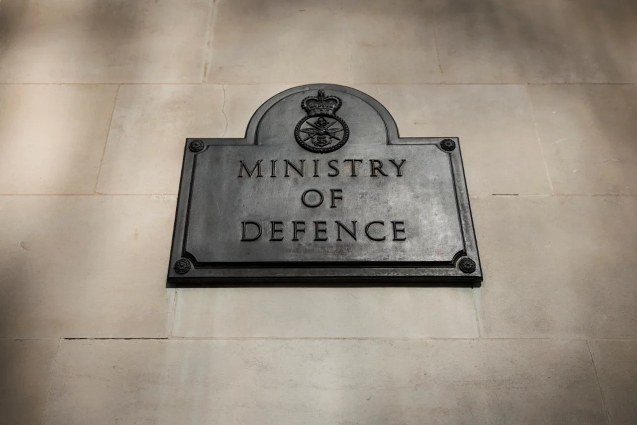 俄罗斯军舰鸣枪示警,英国国防部调查