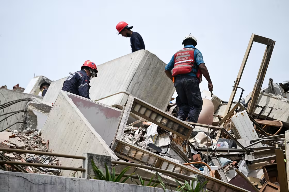 委内瑞拉地震死亡人数升至3535人，民众寻找亲人遗体