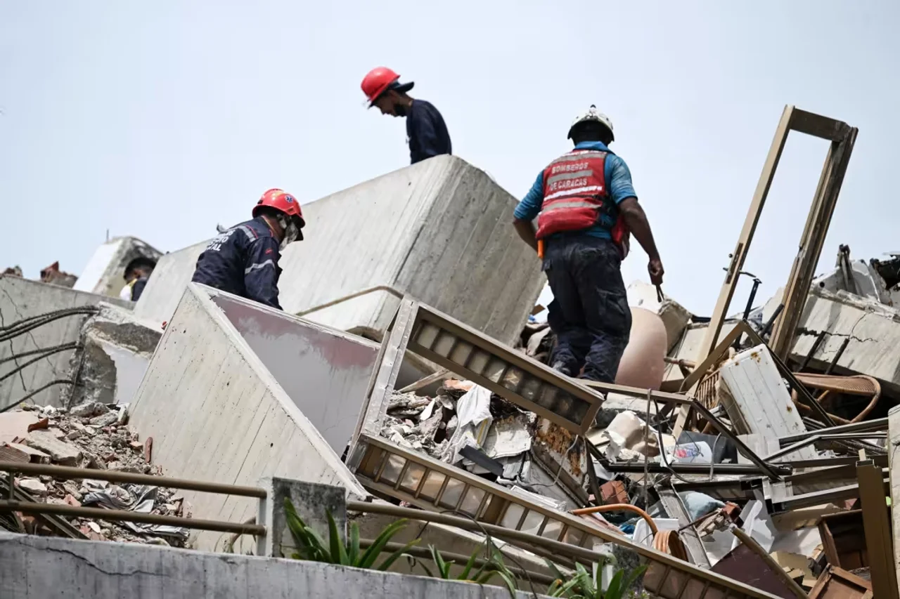 委内瑞拉地震死亡人数升至3535人,民众寻找亲人遗体